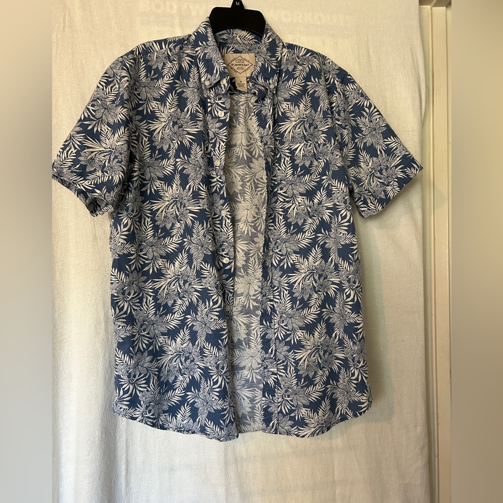 St. John’s Bay Blue Floral shirt size M